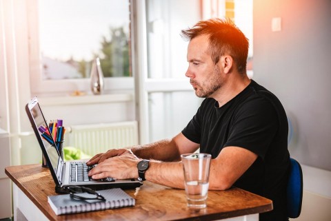 Afla care sunt avantajele serviciului de avocat online